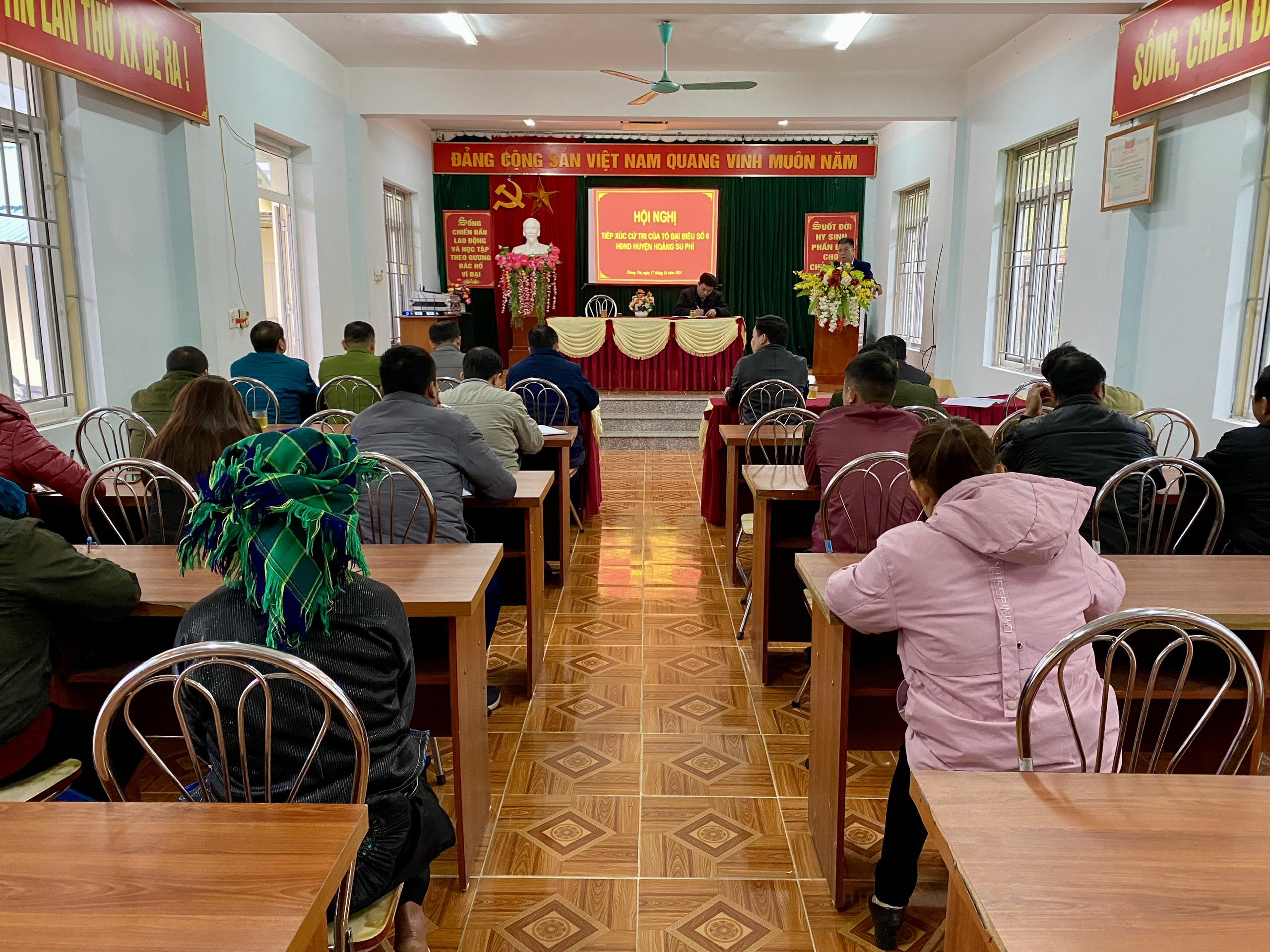 Tổ đại biểu số 6 HĐND huyện tiếp xúc cử tri tại xã Thàng Tín