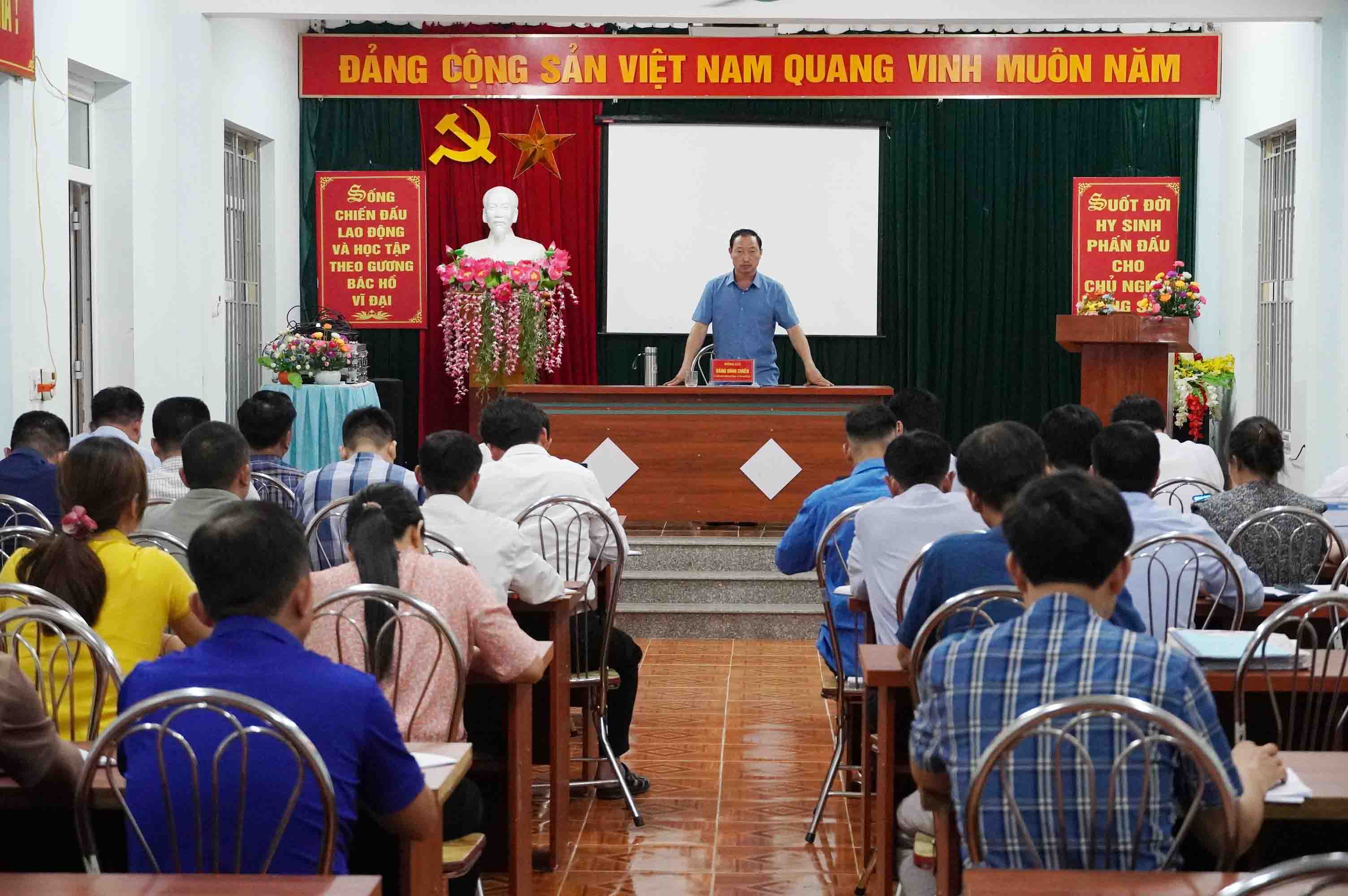 Bí thư Huyện ủy kiểm tra các công trình thuộc 3 Chương trình MTQG tại xã Thàng Tín